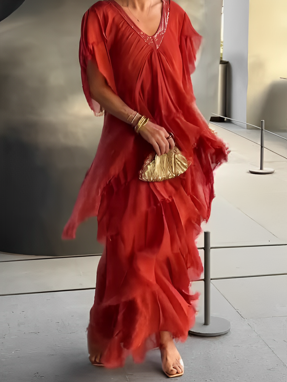 Bronisława – Zwiewna sukienka maxi z artystycznym akcentem